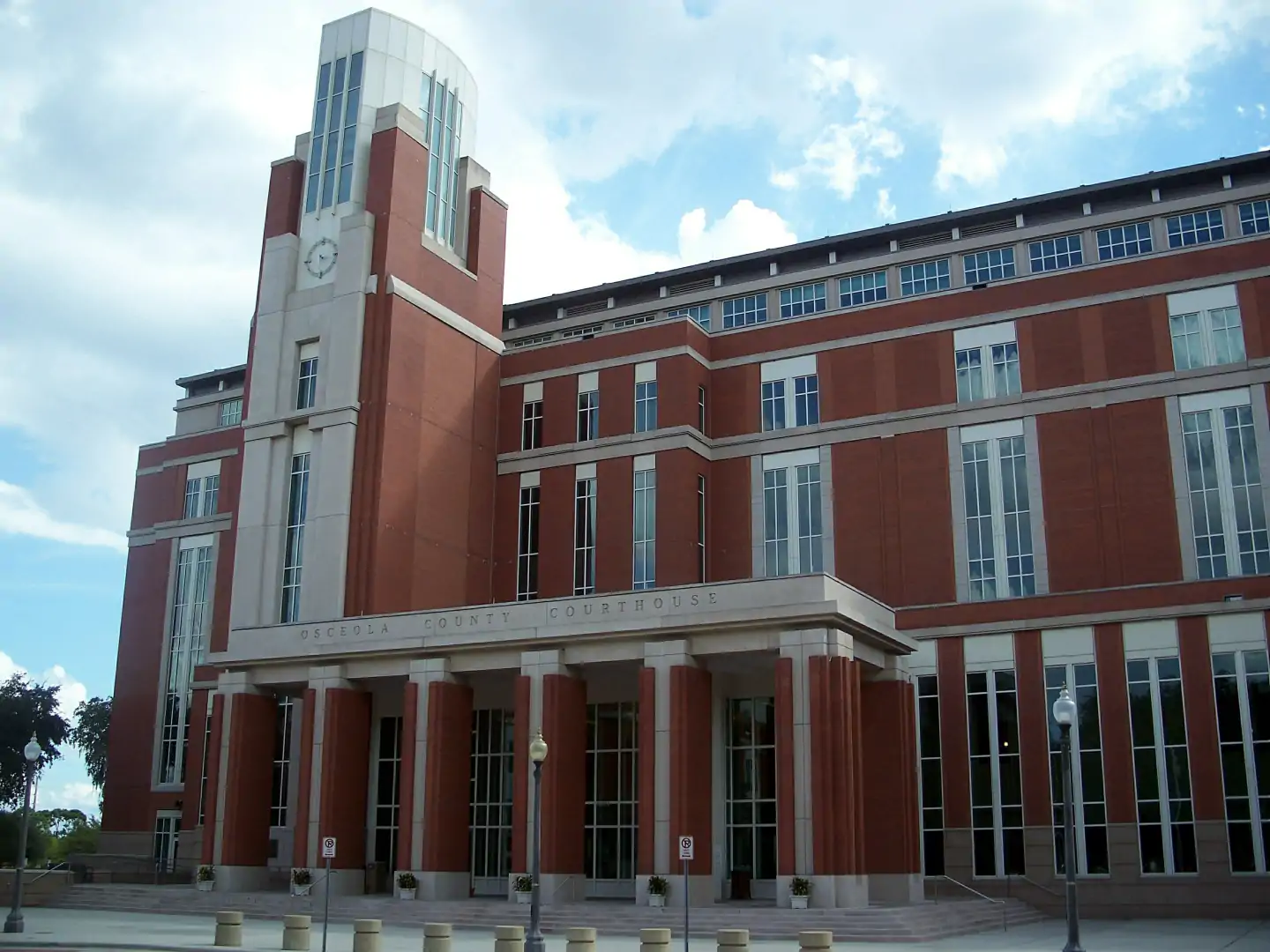 Kissimmee, Florida: Modern county courthouse, across the street from the old historic one
