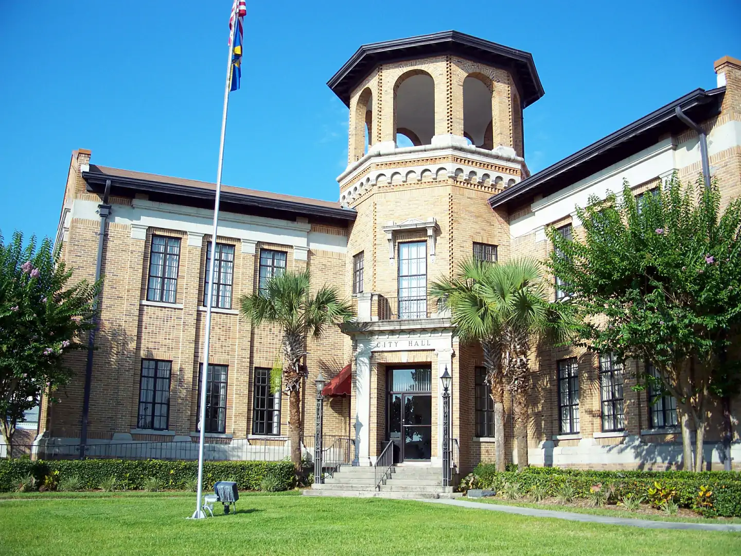 Auburndale: City hall This is an image of a place or building that is listed on the National Register of Historic Places in the United States of America. Its reference number is 13000964 (Wikidata).